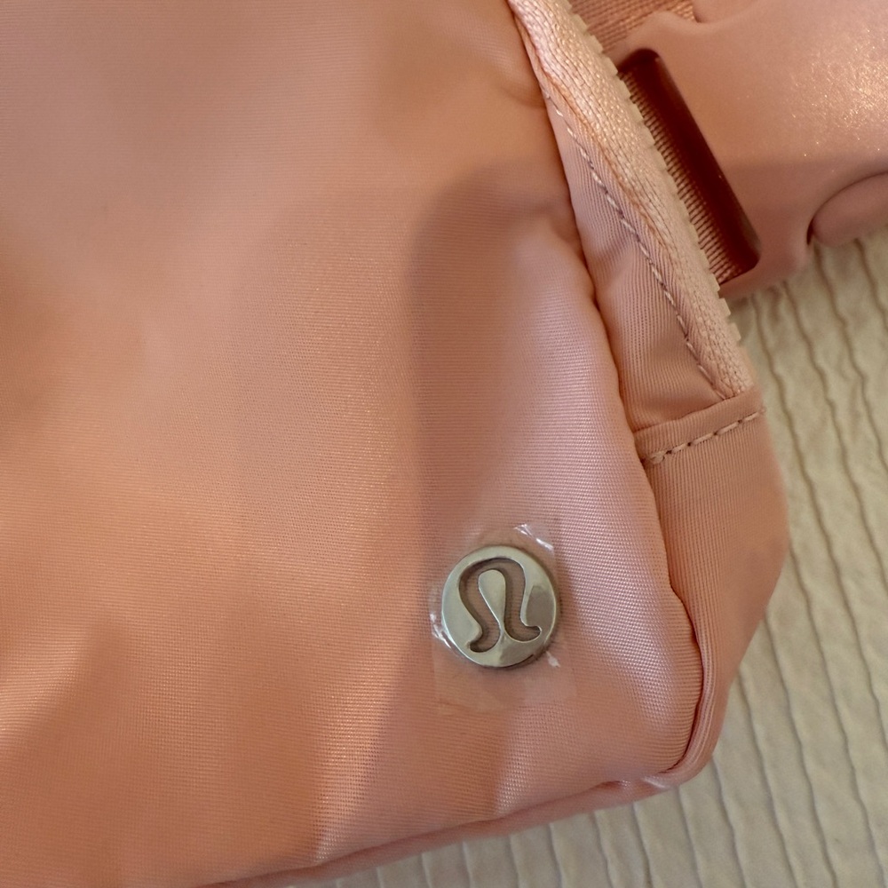 ** NWT ** Lululemon Everywhere Belt Bag in DECO PINK - Picture 2 of 6